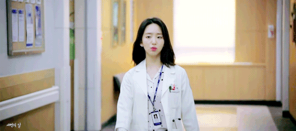 本剧的核心人物是热心肠,以病人为中心的急诊室医生芮镇宇(李栋旭饰)