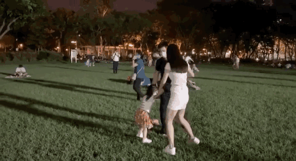 方媛|方媛深夜晒大女儿，C宝戴发箍长发披肩超淑女，母女提前过圣诞