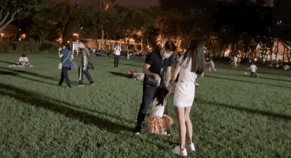 方媛|方媛深夜晒大女儿，C宝戴发箍长发披肩超淑女，母女提前过圣诞