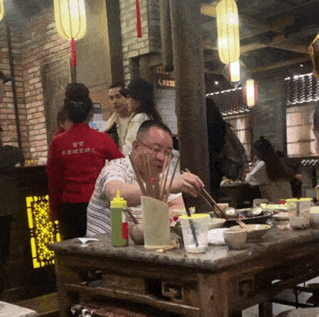 韩红|21年前韩红收养的“天亮了男孩”已长大，酷似吴亦凡，热心公益