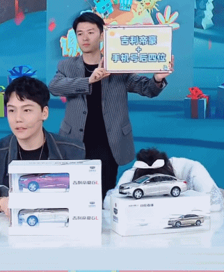 谢娜|谢娜再传怀二胎，最新《快本》肚大如箩，直播突然干呕被疑孕吐