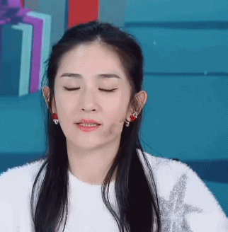 谢娜|谢娜再传怀二胎，最新《快本》肚大如箩，直播突然干呕被疑孕吐