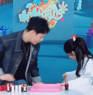 谢娜|谢娜再传怀二胎，最新《快本》肚大如箩，直播突然干呕被疑孕吐