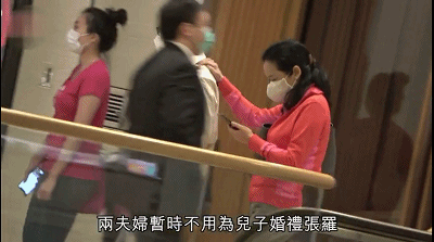 朱玲玲|62岁朱玲玲挽丈夫恩爱出行，打扮休闲难掩贵气，身材苗条惹人羡