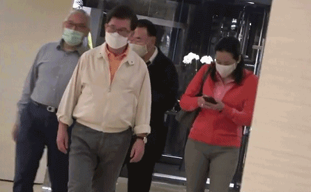 朱玲玲|62岁朱玲玲挽丈夫恩爱出行，打扮休闲难掩贵气，身材苗条惹人羡