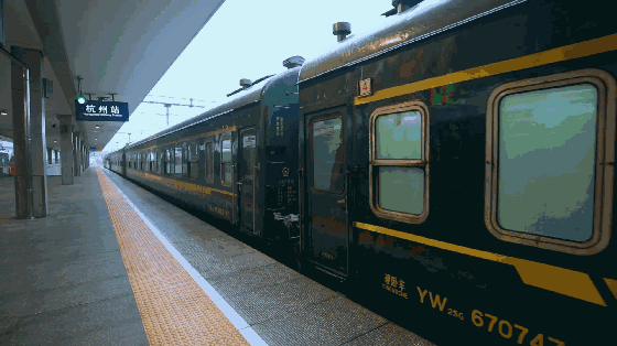 火车|为啥火车座位是面对面，高铁却朝前？答案出乎意料