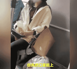 重口味女子公交车上吃榴莲有人喜欢有人厌网友吵翻了