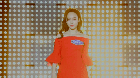 她是可盐可甜的中传学霸冯小冰,大学期间,她积极响