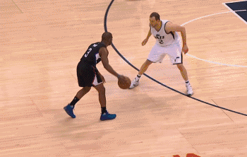 【篮球教学】面对紧逼防守怎么破?,学会这招就可以了