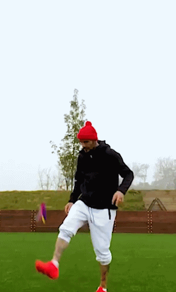 颠球,踢定位球,对他来说是家常便饭,但踢中国的毽子,却是大姑娘上轿