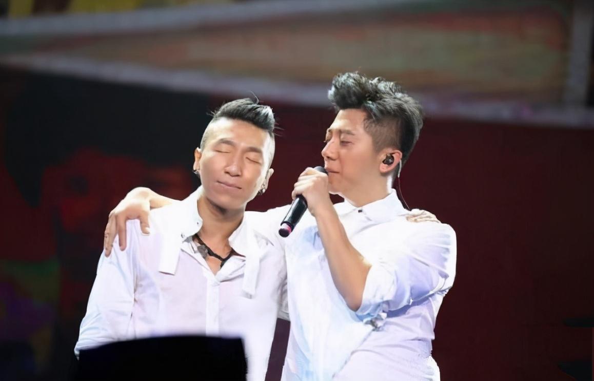 胡海泉情深义重为陈羽凡庆生晒当年演唱会兄弟拥抱照片