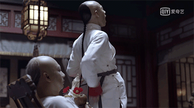 他最大限度地放大的周星驰表演中喜剧的成分,过分夸大后让整个表演