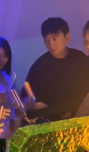 王思聪|王思聪抛新女友现身酒吧，跟友人敬酒很随性，俩女伴争宠有心机？