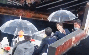 蔡徐坤|真不错！蔡徐坤把伞让给女生撑，暖男也太会来事了