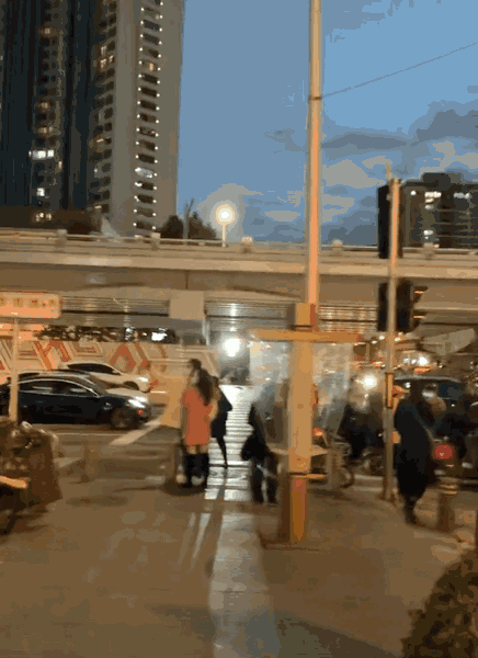 霍思燕|杜江陪霍思燕逛街，寒冷北京街头相拥自拍，结婚七年如热恋般甜蜜