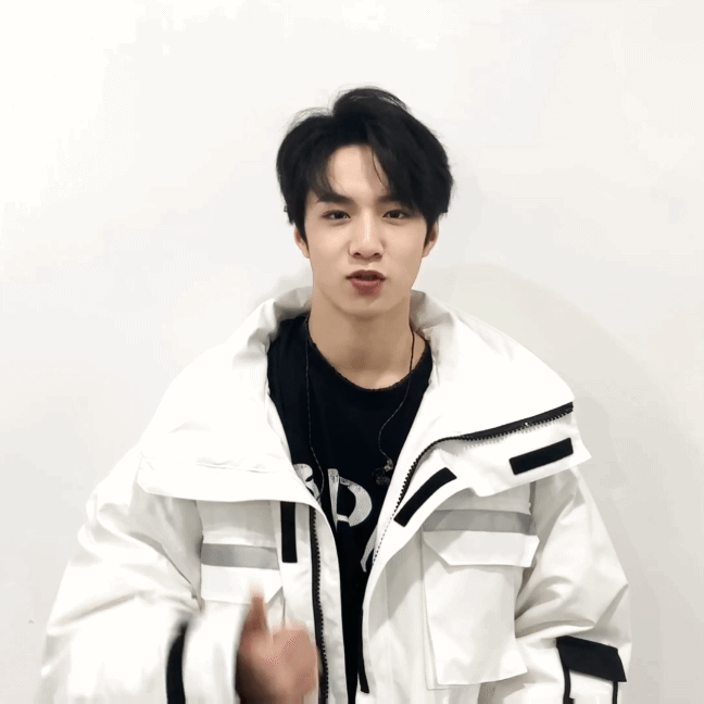 时代少年团动图:马嘉祺溜肩,贺峻霖牙黄,他的"鲶鱼须"最醒目