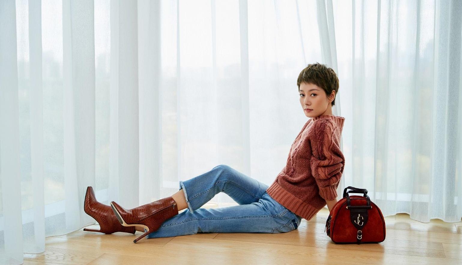 马伊琍做回最美的自己毛衣配牛仔裤早秋带货换个妆容光彩照人