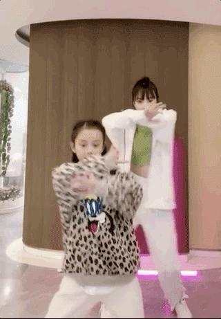 李小璐和女儿同框跳舞称其为自己的闺蜜甜馨身高直逼妈妈肩膀