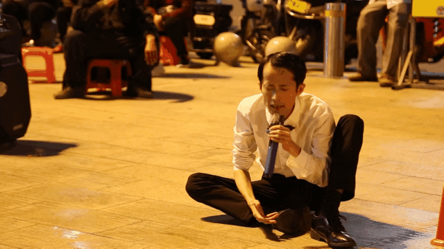 "大家好,我是阳江瘦仔,广场上的老江湖……"瘦仔大显身手,粤曲,杂技