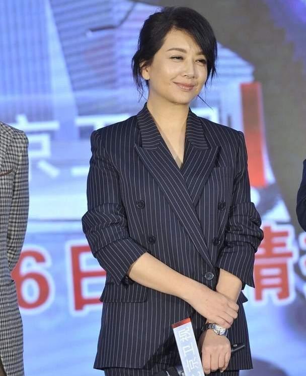 53岁江珊越老越优雅穿黑色礼裙知性而大方芭比粉唇更减龄