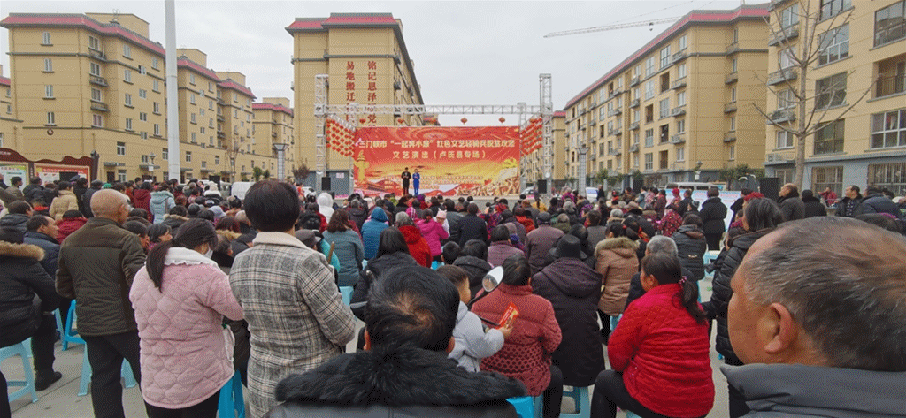 幸福中国一起走》《推开这扇门》唱出了广大人民群众在脱贫致富奔小康
