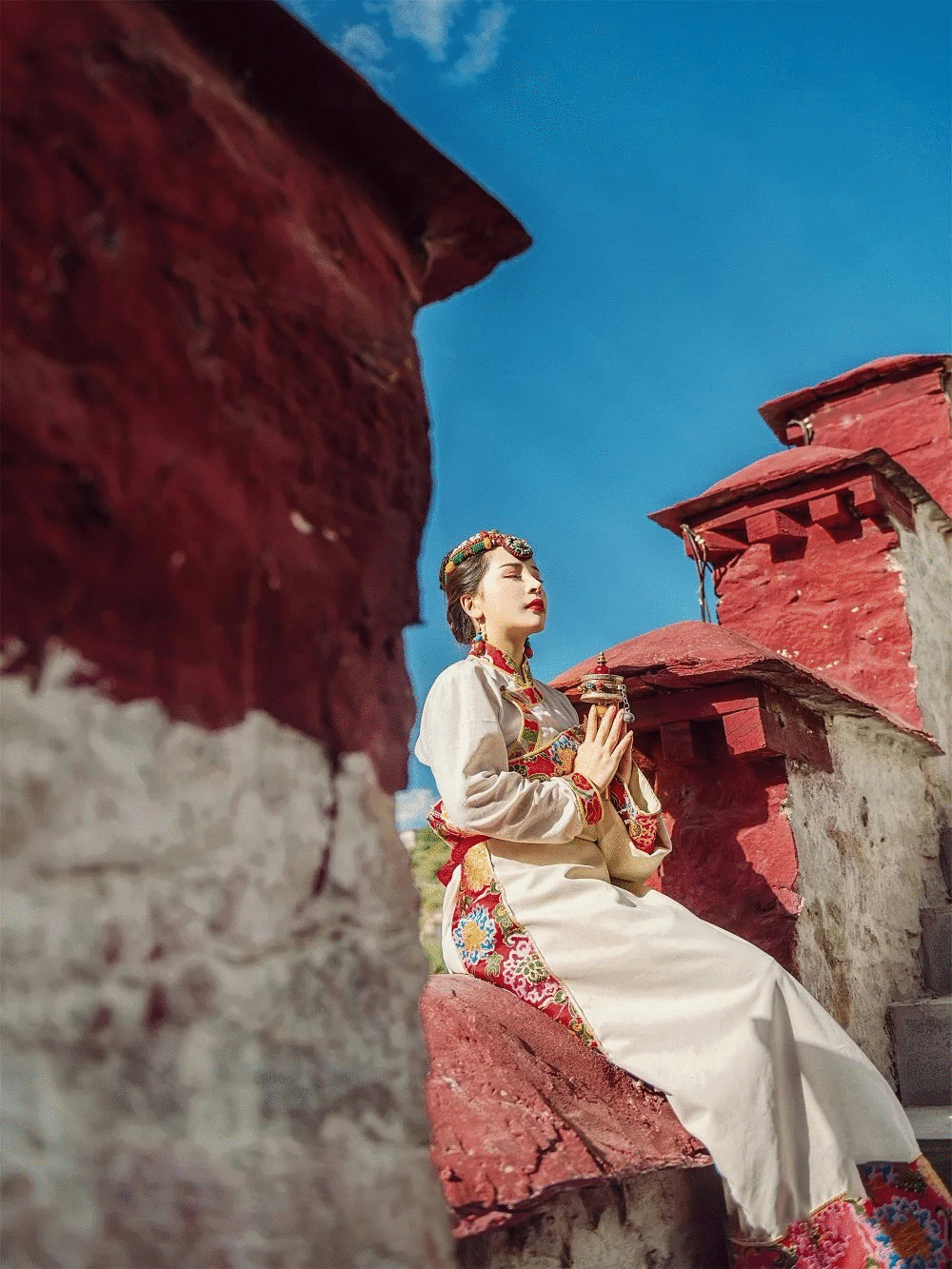 广场上都是群磕长头的人,初次见会非常震撼; 大昭寺里面一定要进去