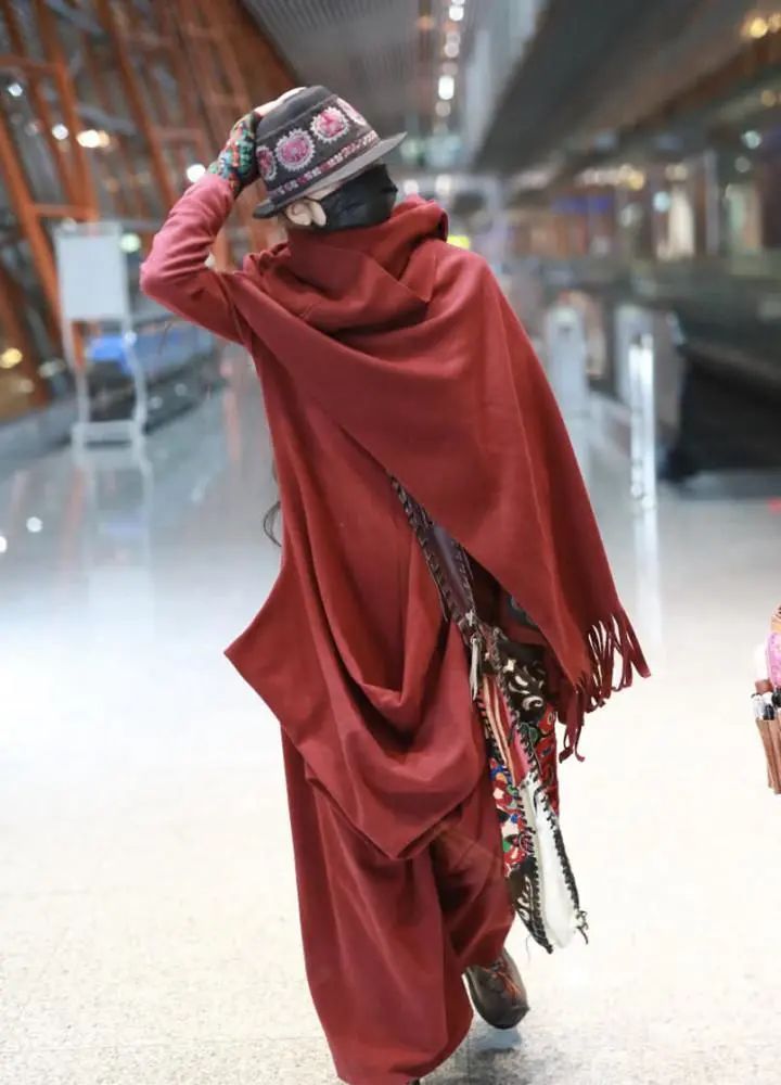 艺术家的时尚也难懂杨丽萍裙子打补丁身背小竹筐一般人hold不住