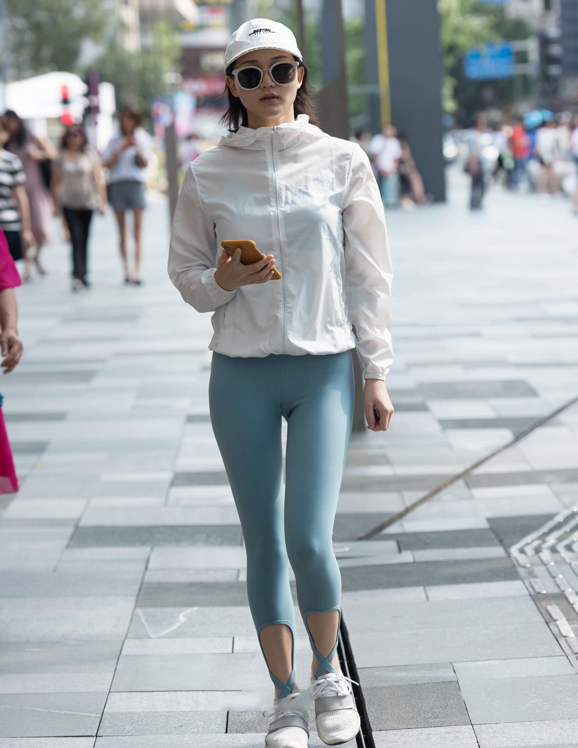 浅蓝色运动裤,搭配白色运动外套,简约干练,时尚又减龄
