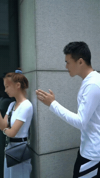 搞笑gif段子约会迟到还找这么烂的借口你只在乎你在乎的