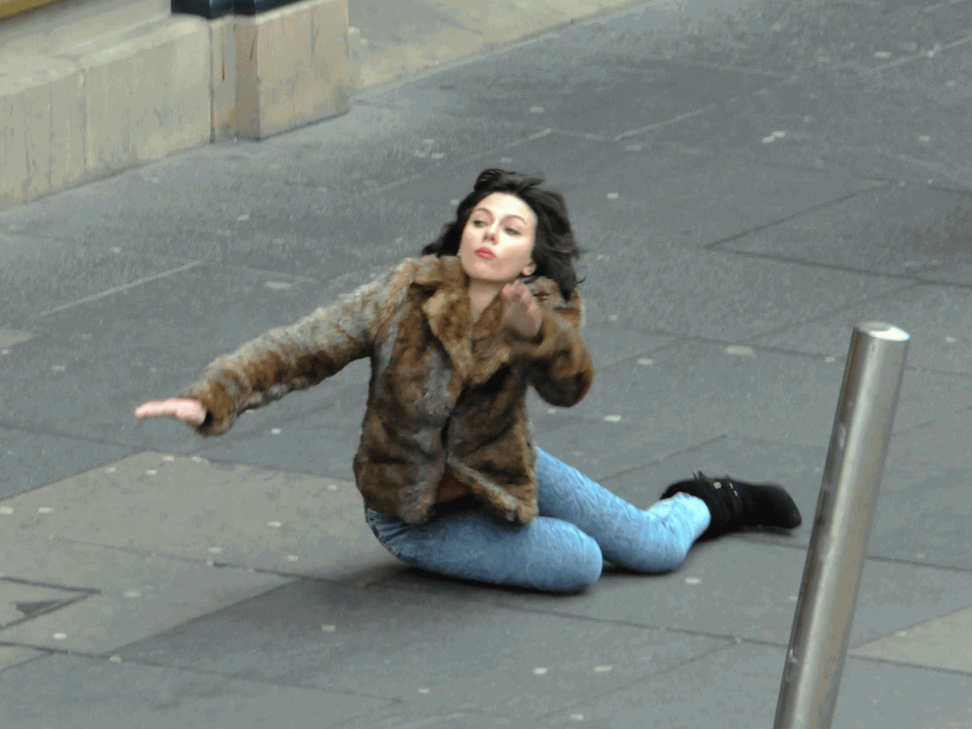 女子走路摔破相花两三千整容,向市政索赔遭拒:咋不去正规医院?