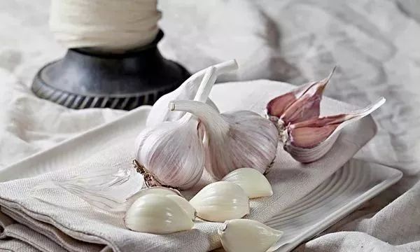 感冒只需一粒蒜这样用能解救咳嗽与咽痒全家适用