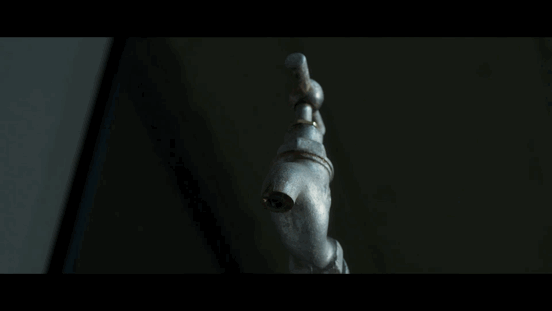 牺牲了自己的事业,最后遭遇婚变,却因无业的身份被剥夺了孩子的抚养权