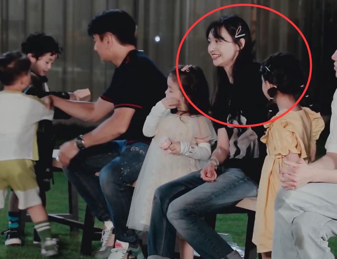 郑爽安排小朋友上台表演小朋友怯场谁注意她的举动暴露人品