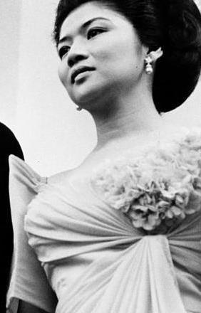 菲律宾前第一夫人为美挥霍无度一天换10件裙子洗脸盆都是金