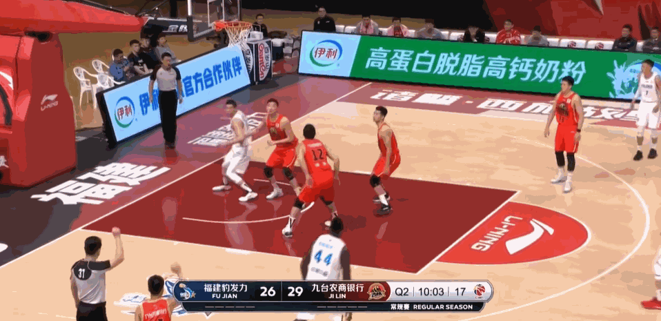 00后小将在王哲林头上完成补篮!身高不足,拼劲来补!_腾讯新闻