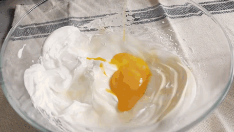 细砂糖分3次加入蛋清打发,打发至硬性发泡,即有直立的尖勾