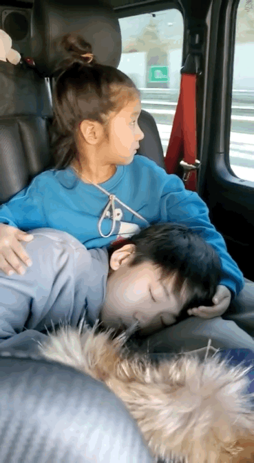 13岁天天趴妹妹腿上被哄睡兄妹俩侧脸太像张亮婚姻状况还是谜