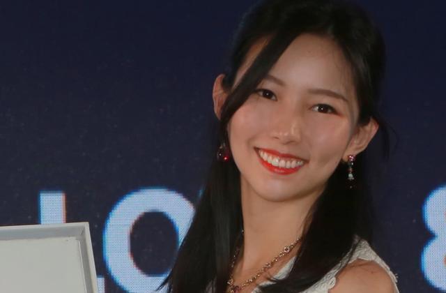 2015年,23岁的谢其润从父亲手中接过这家市值超过400亿元的上市公司.