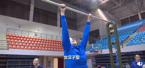 大学举办引体向上赛 1 3男生1个都做不了 网友 放过学生吧 腾讯新闻