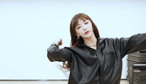 铁刘海的秘密lisa的刘海名场面发生在去年的coachella音乐节,露天场地