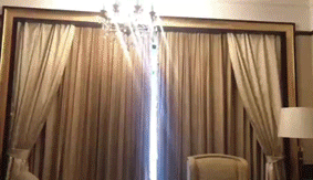 自带森林景观的独立阳台房间内配置浪漫水晶吊灯kingkoil"天梦之床"