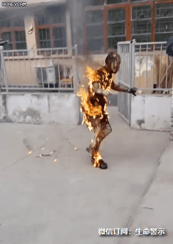 火场冲出火人!_腾讯新闻