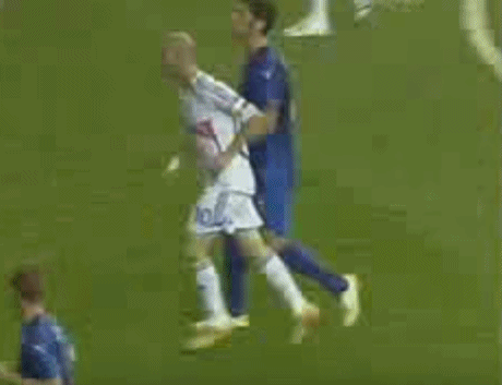 头顶门并非偶然,前国脚曝光16年前丑陋一幕,齐达内曾骂我xx养的