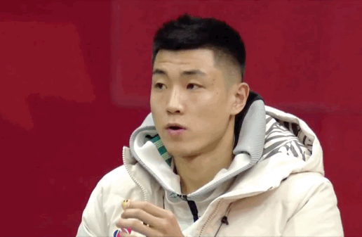 渐入佳境辽篮五虎将人均上双高诗岩场下观战吃零食抢镜