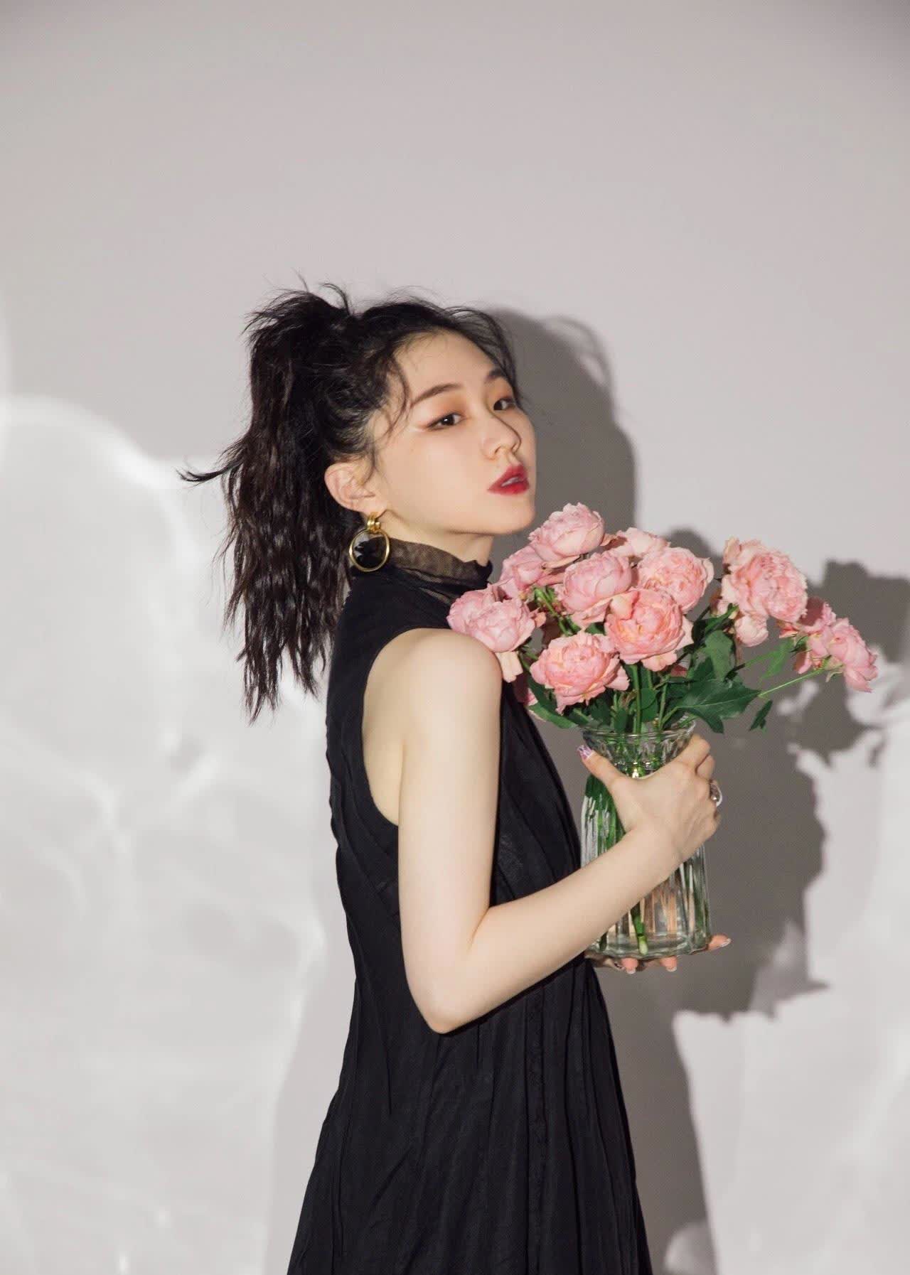 李佳琦给金靖过生日,上海女孩笑容太有感染力,曾凭借喜剧走红