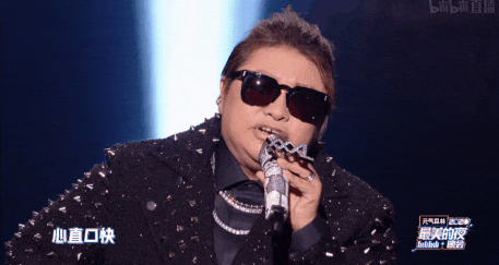 红姐面无表情,一身黑衣,犹如一块惊堂木,直拍舞台中央,开口便是一首