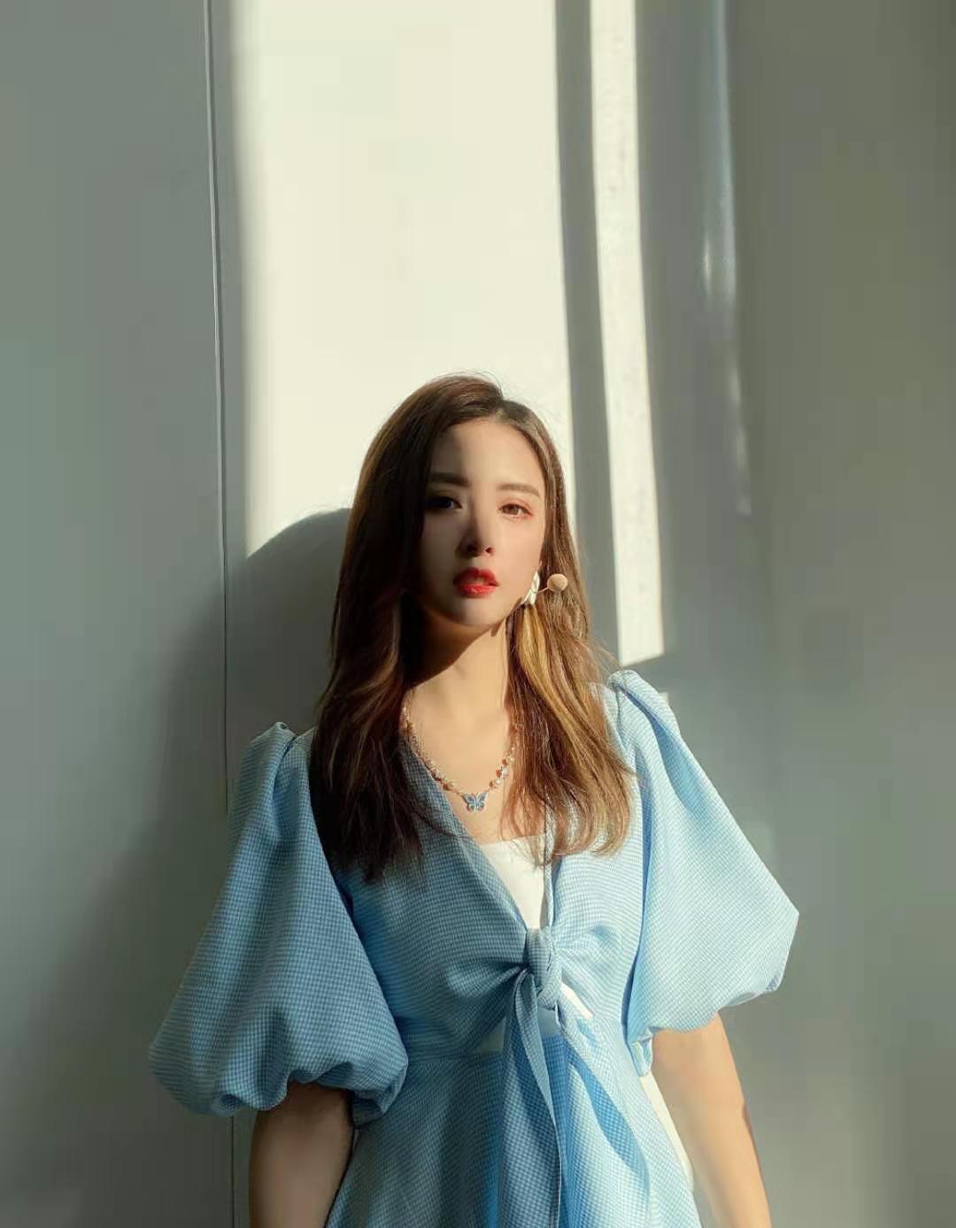 nba主播小楠晒自拍照,身材苗条,上围傲挺,嘟嘴卖萌太可爱!