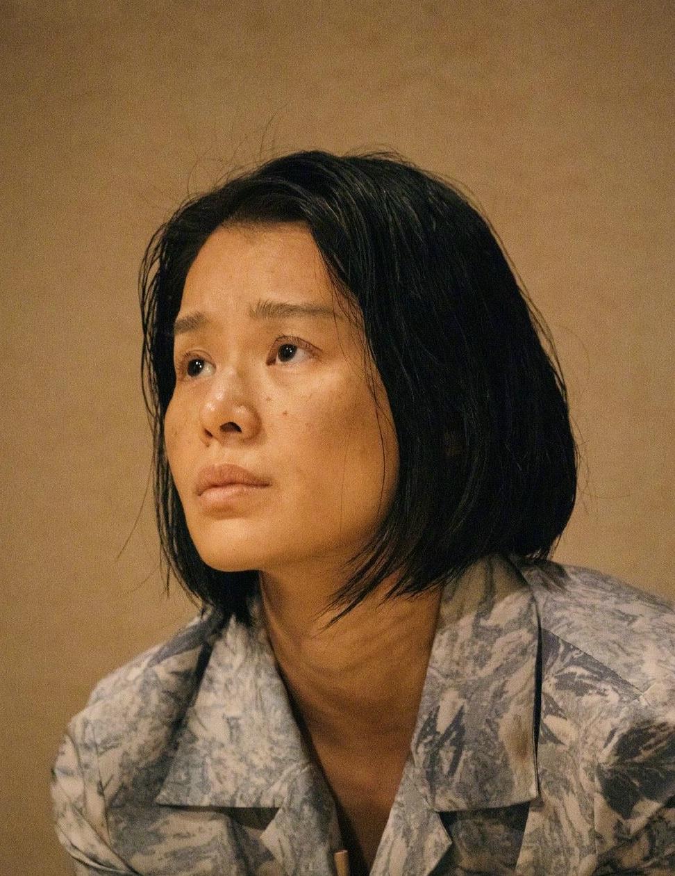 40岁胡杏儿素颜上阵穿做旧款衬衫接地气生娃后老成大妈真可惜