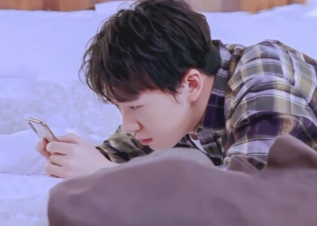 郭麒麟在床上自拍,床边的一个小东西吸引注意力,粉丝:大林子长大了