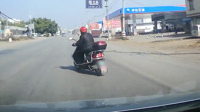 【一线微观】电动车主横穿马路,鬼门关前走了一遭